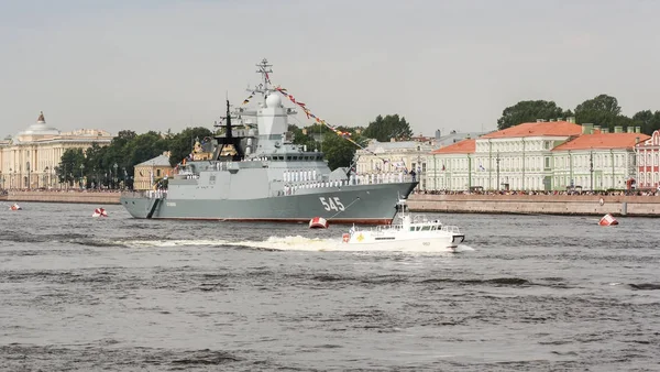 Una nave militare all'argine dell'Università . — Foto Stock