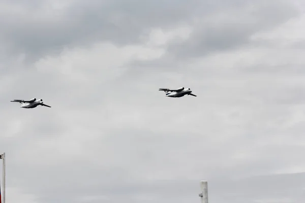 Ein Paar Marineflugzeuge am Himmel. — Stockfoto