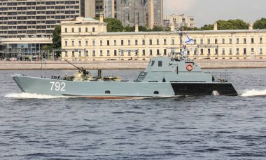 Yüksek hızlı düşük görünürlük tekne hareket halinde.