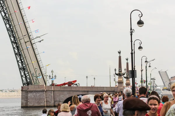 Persone sulla banchina del Trinity Bridge . — Foto Stock