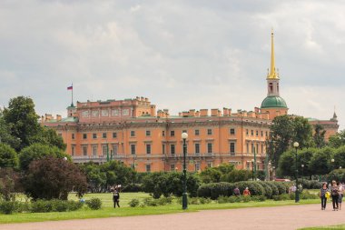 Mars'ın alanından Mikhailovsky Kalesi'nin görünümü.