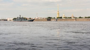 Bir savaş gemisi kale yakınındaki baskında.