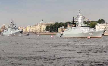 Gemide mürettebat ile savaş gemileri.