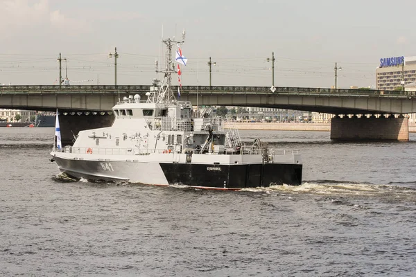 Battle boat at the Foundry Bridge. — Stock Photo, Image