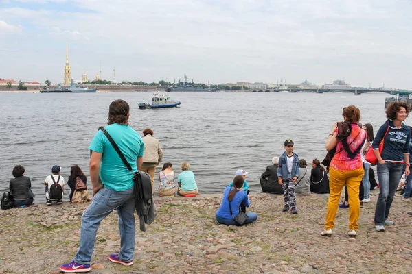 Geçit töreni izlerken insanlar. — Stok fotoğraf