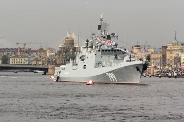 Bir savaş gemisi roadstead içinde.