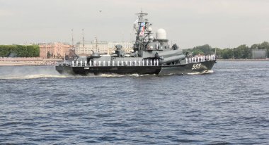 Ekibi ile roket tekne üstünde belgili tanımlık gitmek.