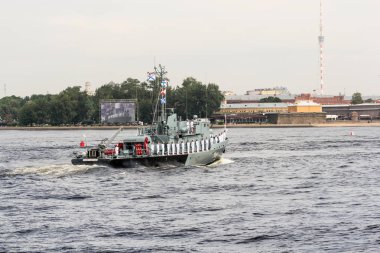 Ekibi ile tekne üstünde belgili tanımlık gitmek.