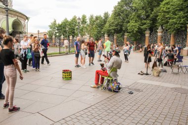 Mikhailovsky Garden'da insanlar.