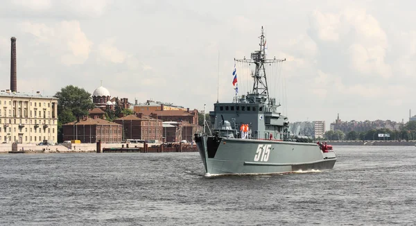 Een schip van de slag op de rivier. — Stockfoto