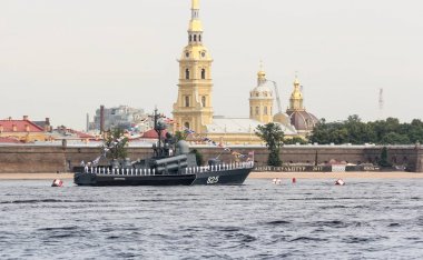 Gemide mürettebat ile roket tekne.