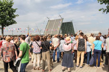 Boşanmış köprüsünde deniz geçit töreninde kişilik bir kalabalık.