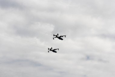 Bir çift deniz uçaklarının gökyüzünde.