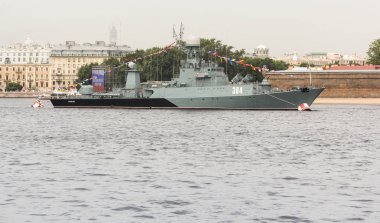 Askeri bir gemi açıklarında demirleyen.