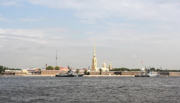 Navios na estrada perto da fortaleza de Petro-Pavlovsk . — Fotografia de Stock