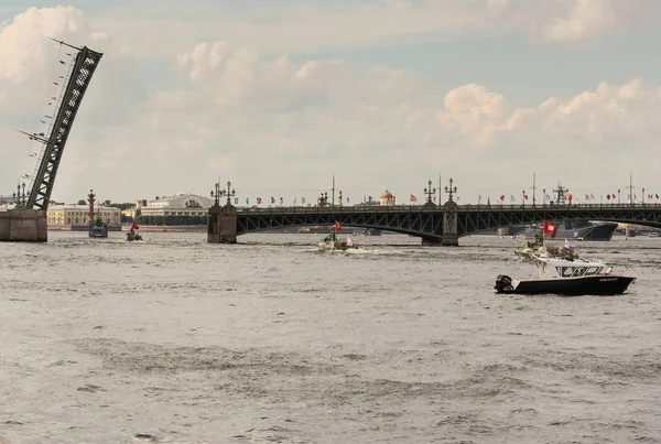 Barcos de batalha na área de água de chalé o Neva . — Fotografia de Stock