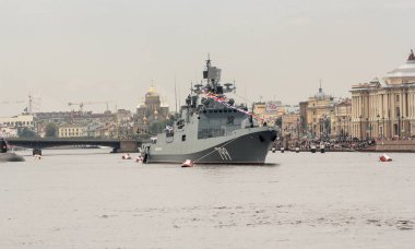 Nehri üzerinde bir savaş gemisi.