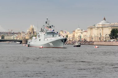 Gemide bir mürettebat ile bir gemi.