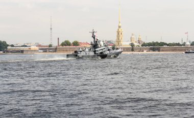 Roket tekne kalenin doğru gidiyor.
