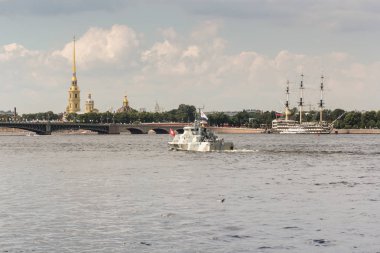 Neva Trinity Köprüsü yakınlarında su alanı.