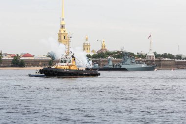 Savaş gemisi römorkör.