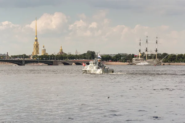 Neva Trinity Köprüsü yakınlarında su alanı.