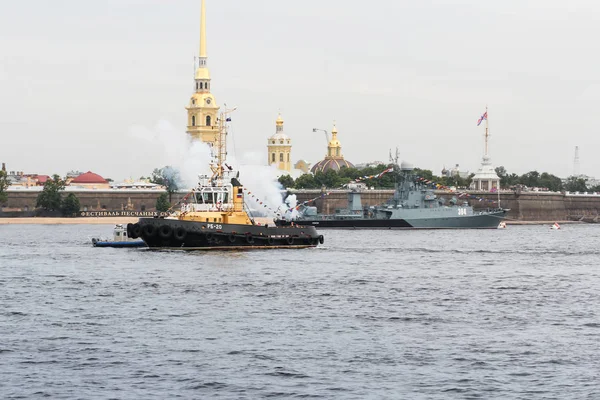 Savaş gemisi römorkör.