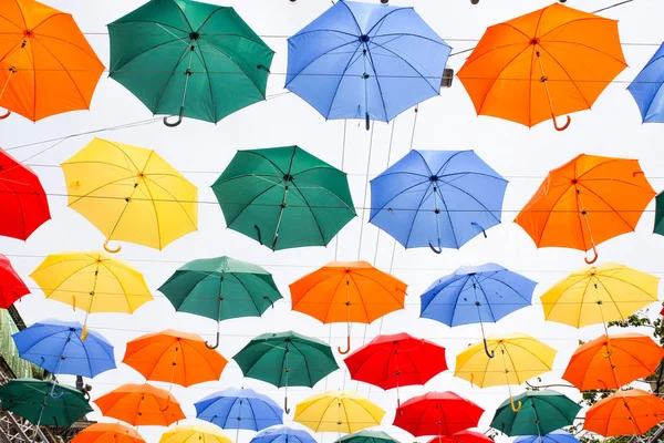 Achtergrond van gekleurde paraplu 's. — Stockfoto