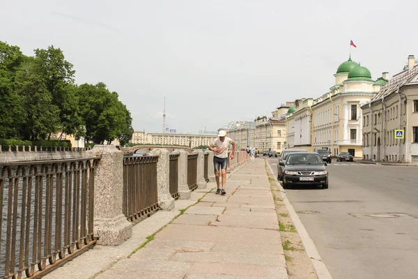 Un homme âgé va faire du sport . — Photo