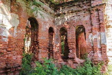 Eski bir manastır harap duvarları.