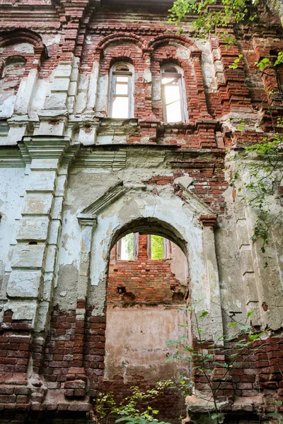 Bóvedas arqueadas de un antiguo monasterio . — Foto de Stock