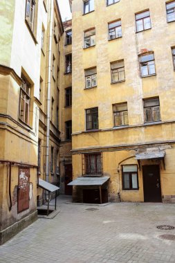 Avluya cobblestones ile kaplıdır.