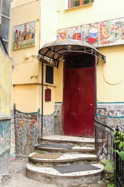 Giriş bir mozaik ile.