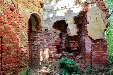 Hasarlı antik duvarlar.