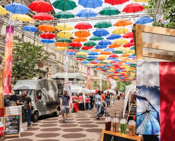 Multicolored umbrellas in the air on structures. — Stock Photo, Image