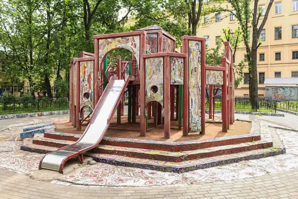 Мозаичная детская площадка с горкой . — стоковое фото