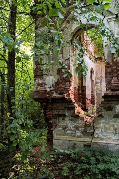 La esquina del monasterio en ruinas . — Foto de Stock