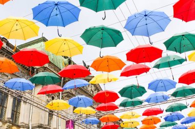 Havada çok renkli şemsiyeler.