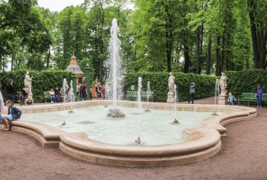 Büyük bir kase bir çeşme.