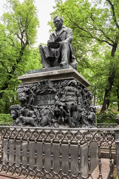 Krilov anıt kaide üzerinde.
