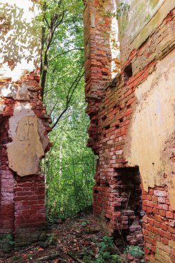 Eski duvarlar arasında geçiş.