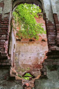 Antik duvarındaki kemerli geçit.