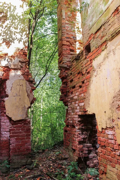 Eski duvarlar arasında geçiş.