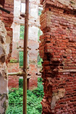 Duvarlar arasında bir boru.