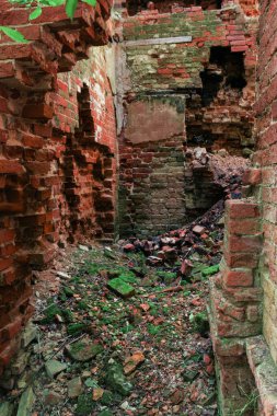 Düzensiz kenarları eski duvarlar.