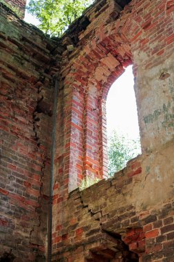 Eski duvar çatlakları.