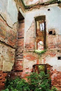 Eski duvarların içine.