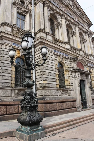 Lâmpada artística perto do edifício . — Fotografia de Stock