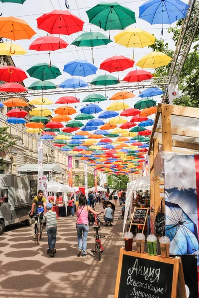 Festa degli ombrelloni colorati in città . — Foto Stock