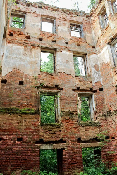 Oude muren van het oude klooster. — Stockfoto
